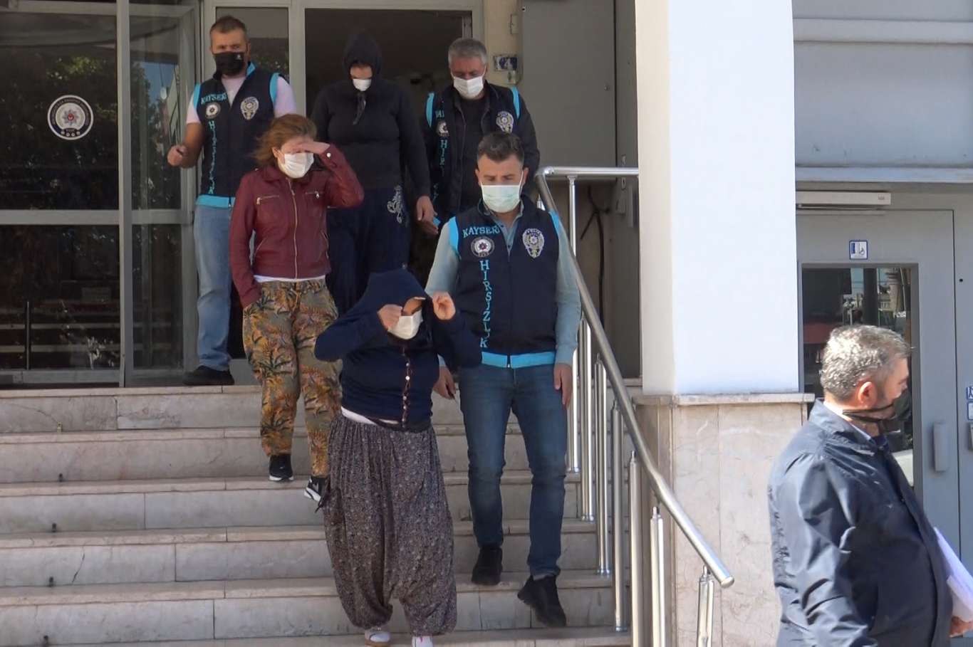 Kayseri’de hırsızlık yapan 4 kadın yakalandı Kayseri’de hırsızlık yapan 4 kadın yakalandı